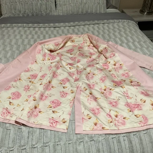 Banana Republic size small pink trench with floral lining - Picture 5 of 6